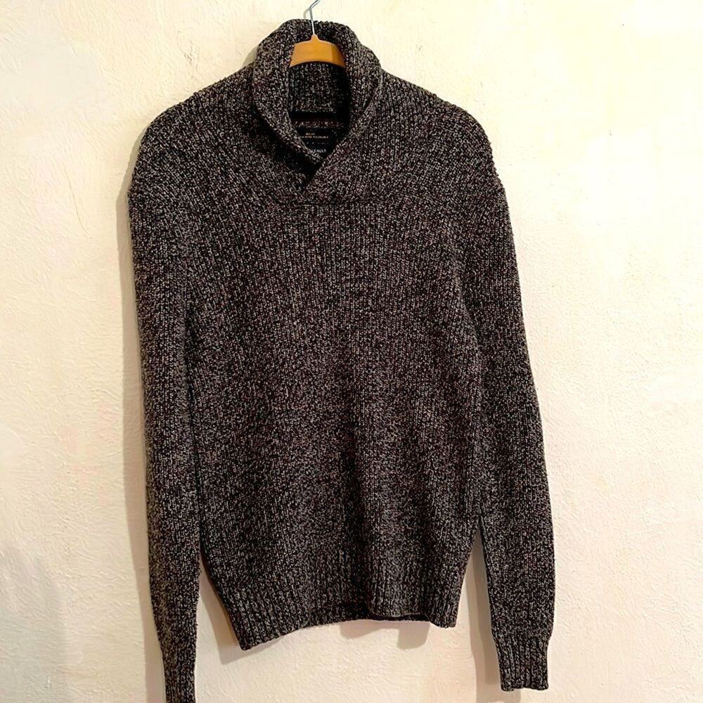 American Eagle  Athletic Fit Long Sleeve Knit Black and Cream V Neck Sweater XS